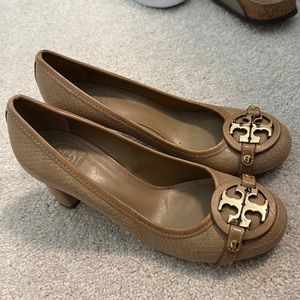 Tory Burch block heel tan/gold logo pump size 8.5 women